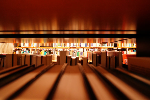 在书架之间图片下载