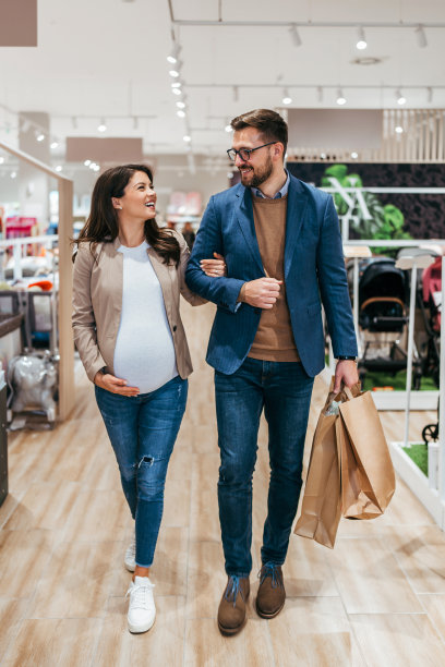 年轻夫妇在婴儿用品店图片下载