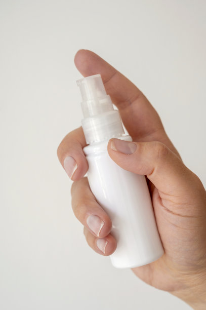 皮肤护理产品。女性手握，在手上涂抹保湿霜。美容护肤产品，柔和自然光线。图片下载