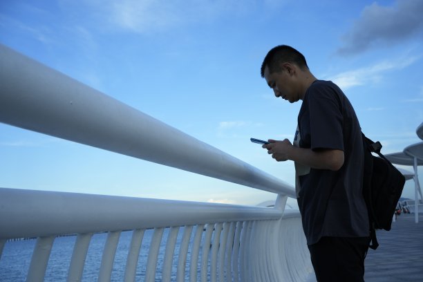 乘客们正在观景台上使用手机图片下载