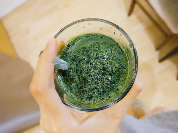 青稞或小球藻幼嫩的绿色食物放在杯子或碗里。图片下载