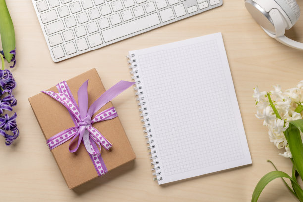 桌子上放着礼物和鲜花图片下载