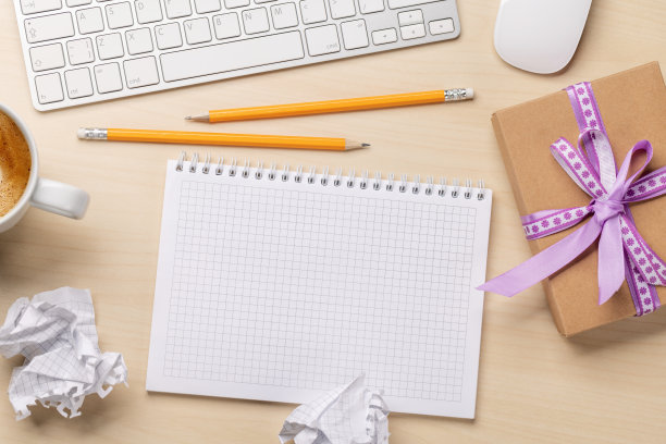 桌子上有礼物和记事本图片下载
