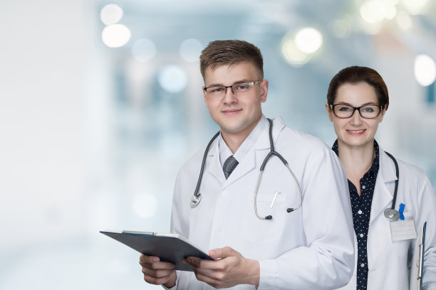 医生站在背景上。图片下载