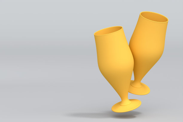 在灰色的单色背景上，黄色的新鲜生啤酒酒杯。图片下载