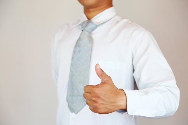 商人以西装和观念打拼生意。交易员的理念和行动要与商家斗争。与商人的行业概念和代理支持演示文件。图片下载