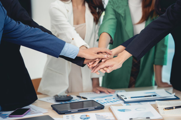 年轻的企业家们以团队会议的形式工作，在一个新的项目上共同努力，强调团结和团队合作，作为工作场所团结的承诺。图片下载