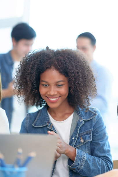 迷人，美丽和自信的亚洲女商人微笑着，享受着在办公室用笔记本电脑工作的新想法。图片下载