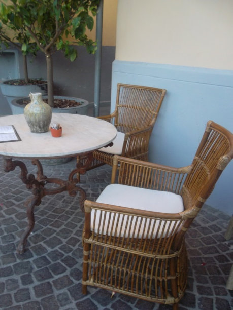 两把竹椅和一张复古咖啡桌图片下载