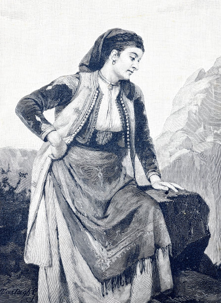 来自黑山的年轻女子穿着传统服装，站在外面的山上图片下载