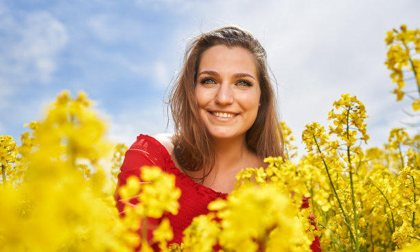 油菜籽地里的蓝眼睛美女图片下载