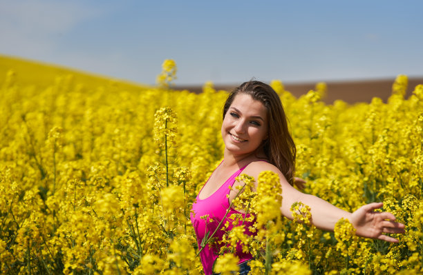 油菜籽地里的蓝眼睛美女图片下载