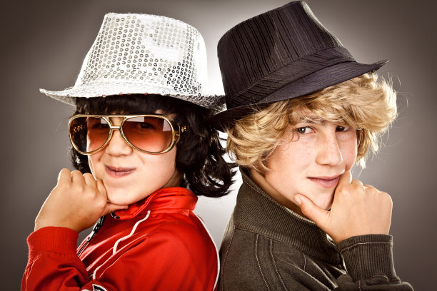 时髦的1970年风格迪斯科男孩与帽子肖像图片下载