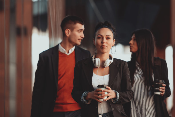 优雅的商人走在现代化的城市里。图片下载