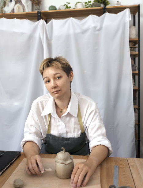 职业陶工的肖像。陶艺工坊班。工匠生产。图片下载