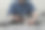 手拿手机，一杯咖啡躺在床上图片下载