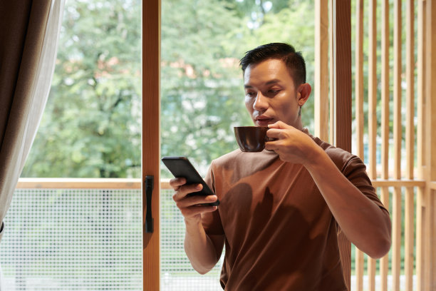 男人在智能手机上看新闻图片下载