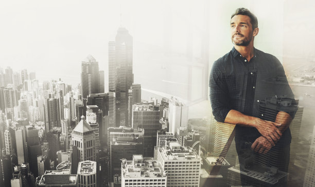 商人，思维与城市有远见，为事业志向、目标或成功双重曝光。男员工想在规划，想法或建筑上叠加建筑物的想法图片下载