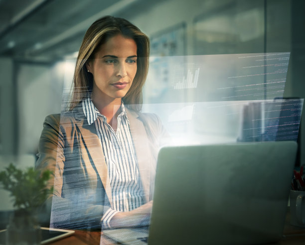 覆盖，笔记本电脑和金融与一个女会计在她的办公室工作的用户体验界面。计算机、会计和股票市场，一位从事外汇投资的女交易员图片下载