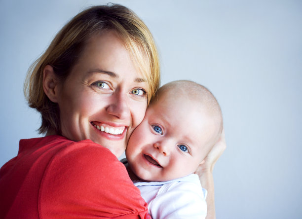 微笑的妈妈和宝宝图片下载