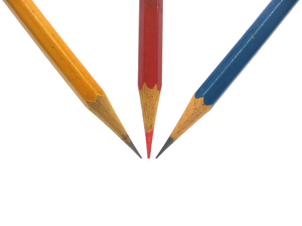 红、蓝、黄铅笔孤立在白色的背景上。图片下载