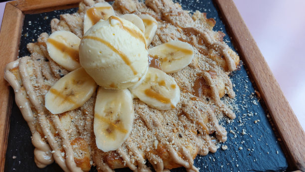 冰淇淋里有草莓、香蕉和巧克力的果盘近照。图片下载