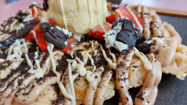 冰淇淋里有草莓、香蕉和巧克力的果盘近照。图片下载