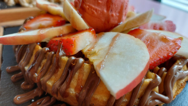 冰淇淋里有草莓、香蕉和巧克力的果盘近照。图片下载