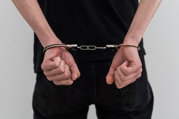 男人的双手戴着手铐。刑事图片下载