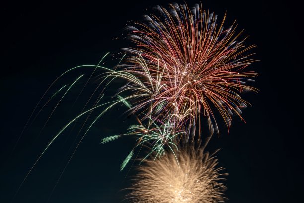 天空中五颜六色的烟花图片下载