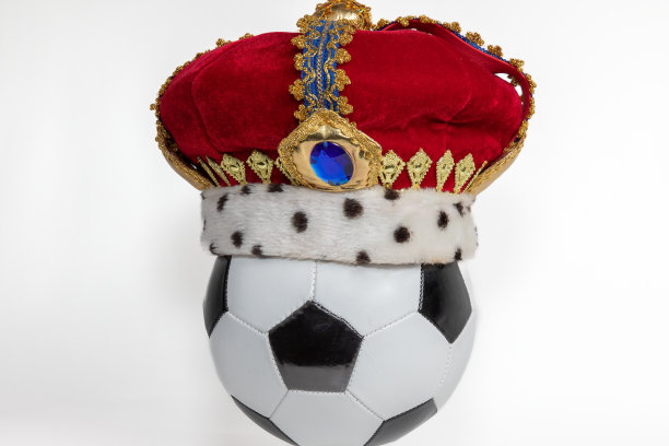 灰色背景的足球上的皇冠图片下载