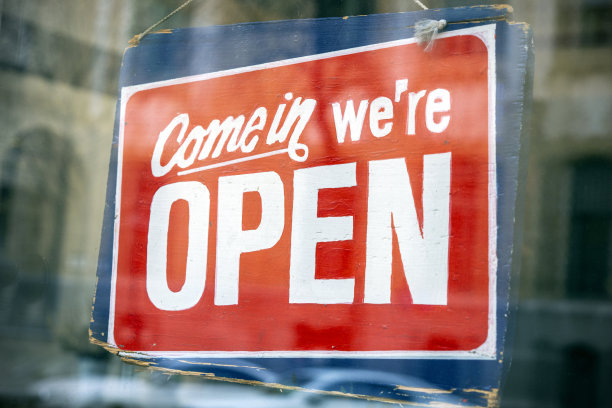 木制广告牌上写着“我们在伦敦开在玻璃门旁边”图片下载