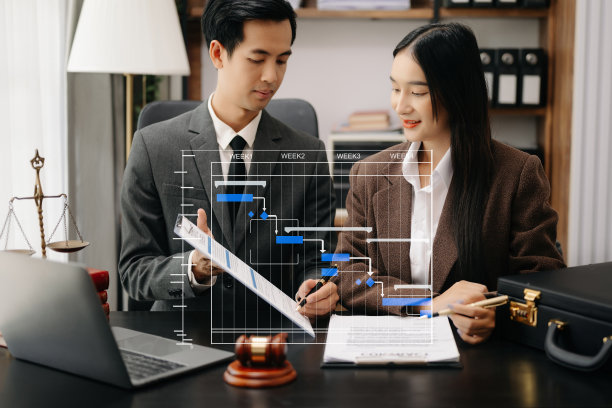 商务人士和律师们在办公室的桌子上用黄铜秤讨论合同文件。法律、法律服务、法律咨询、司法和法律观念。图片下载