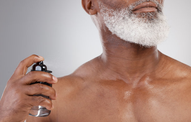 特写，化妆品和黑人喷雾剂，美容和护肤的家伙在演播室的背景。资深男模，香水和成熟的人，早上例行，梳洗和香水的自我护理图片下载