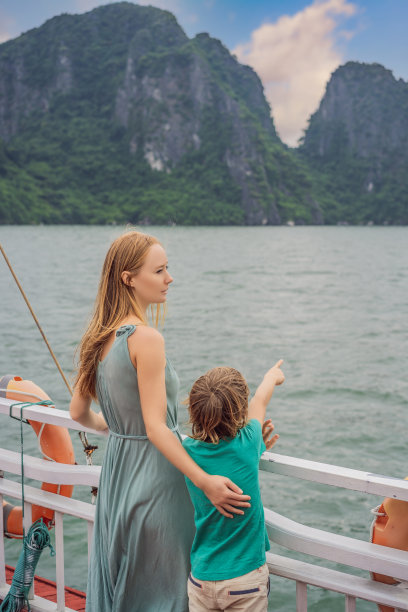 母亲和儿子在越南下龙湾乘船旅行。前往亚洲旅行，感受幸福，享受暑假的概念。与儿童一起旅行的概念。在新冠疫情之后。风景如画的海景。越南下龙湾图片下载