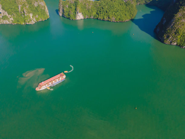 东南亚越南下龙湾，漂浮渔村和岩岛鸟瞰图。联合国教科文组织世界遗产。下龙湾游船。越南著名地标图片下载