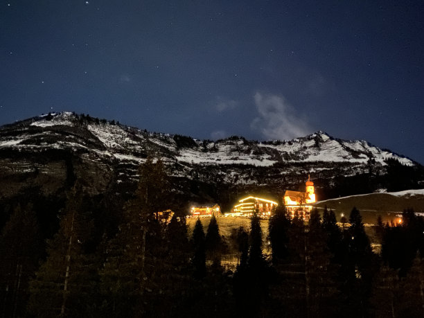 在奥地利冬天的夜晚照亮damls图片下载