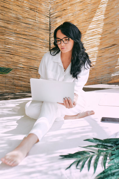 美丽的女性企业家自由职业者在眼镜远程工作。教育、旅游、经营理念图片下载