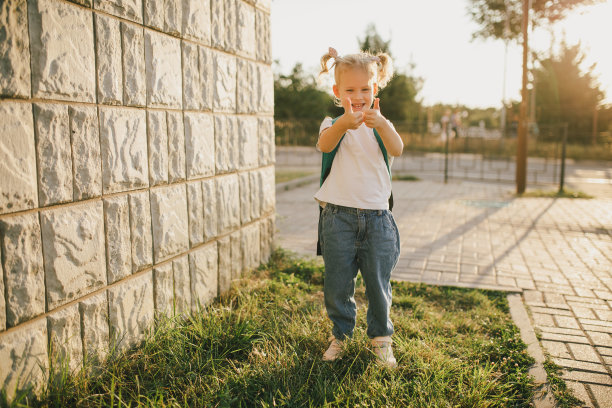 可爱的小女生背着书包在街上图片下载