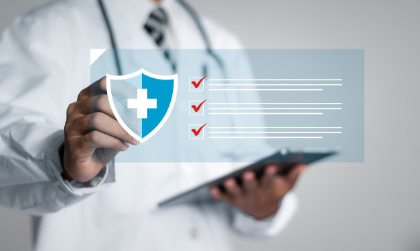 医生填写医疗调查文件，并在复选框上打勾。图片下载