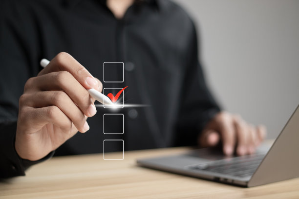 检查表的概念。商人在复选框上勾选标记。图片下载