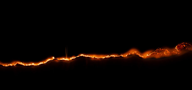 燃烧的纸，在黑色背景上发光的纸边图片下载