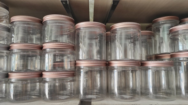 超市货架上展示的塑料罐盖图片下载