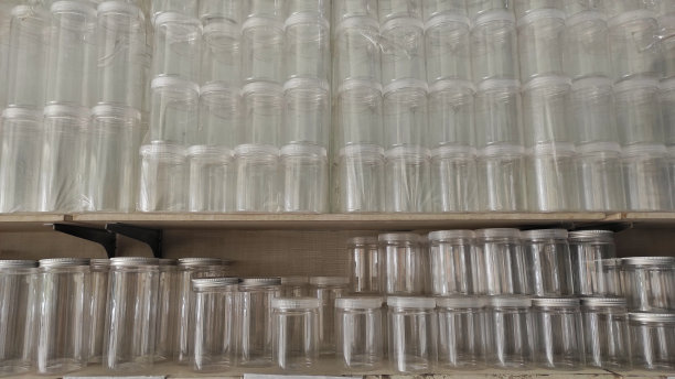 超市货架上展示的塑料罐盖图片下载