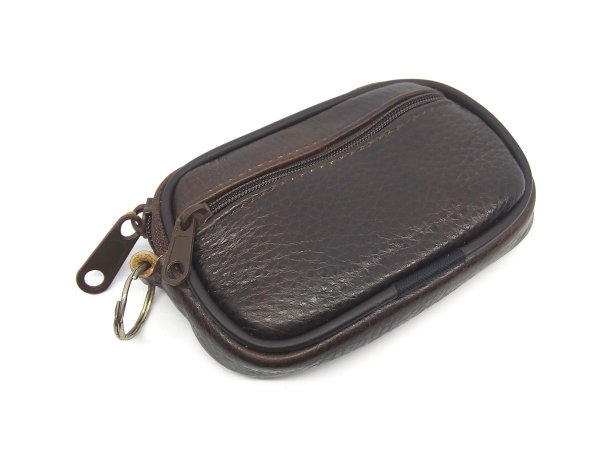 棕色真皮拉链带袋与钥匙圈隔离在白色背景。图片下载