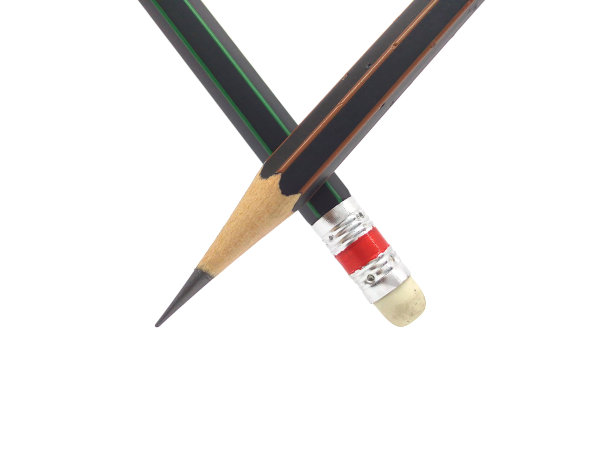 两支铅笔用橡皮擦在白色背景上隔离。图片下载