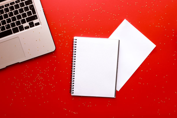 红色背景上的记事本模型。购物清单。闪闪发光的图片下载