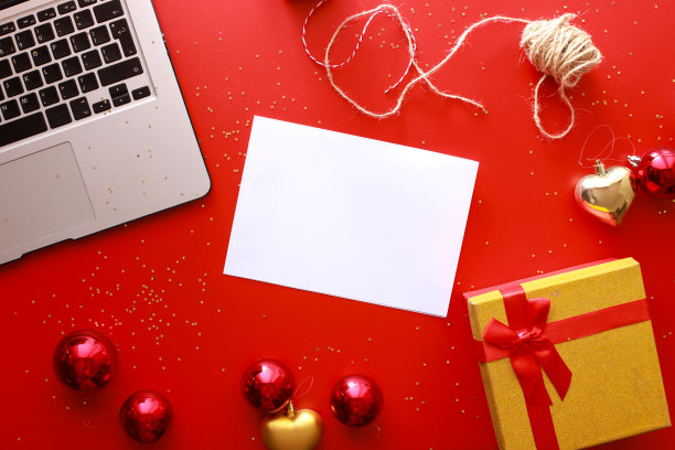 平铺买圣诞礼物。白色购物清单模型图片下载