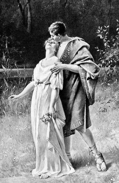 初吻:一对年轻的情侣站在草地上图片下载