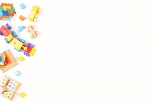 婴儿玩具背景。白色背景的木制教育，音乐，感官，分类和堆叠玩具。蒙特梭利玩具。俯视图，平铺图片下载